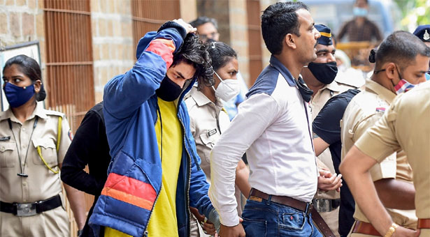 শাহরুখ পুত্রর বিরুদ্ধে সাক্ষী দিতে ১৮ কোটির টাকার  চুক্তি!